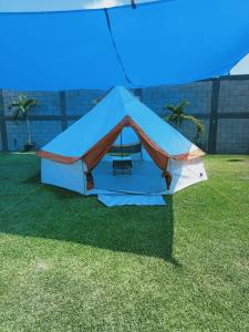 a blue and white tent on the grass at Maktub TlayaGlamping in Tlayacapan