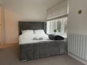 Garston的住宿－The Cozy Modern Eastlea Home，卧室内的一张带两个枕头的大床