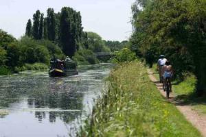 - un groupe de personnes faisant du vélo le long d'une rivière avec un bateau dans l'établissement The Cozy Modern Eastlea Home, à Garston