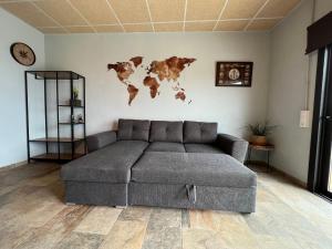 - un salon avec un canapé et une carte du monde sur le mur dans l'établissement Apartament Llevant 8, à Lloret de Mar