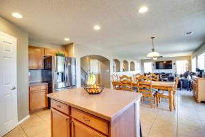 Una cocina y un comedor con una mesa y un comedor. en Chic New Mexico Retreat with Patio, Grill and Fire Pit, en Los Lunas