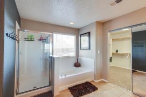 un baño con ducha y bañera en Chic New Mexico Retreat with Patio, Grill and Fire Pit, en Los Lunas 28 fotos más
