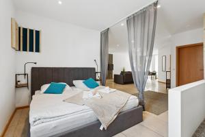 a bedroom with a large bed with blue pillows at Groß, modern, vollausgestattet, gemütlich mit Küche und Parkplatz für Urlaub oder Business in Kettig