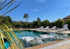 una piscina con tumbonas y un montón en Marmaris Hisarönü'nde Havuzlu Villa, en Marmaris