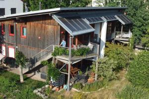 una vista aérea de una casa con paneles solares en Ferienwohnung Seebaer, en Ramsberg