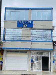 una señal de hotel en el lateral de un edificio en A&A HOTEL, en Iquitos
