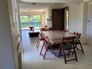 - une salle à manger avec une table et des chaises dans l'établissement Green House Marathon - Greece, à Nea Makri