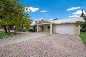 een huis met een stenen oprit ervoor bij Debby's Place home in Holmes Beach