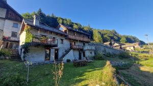 an old house with a balcony on the side of it at Casa Viola in Piano