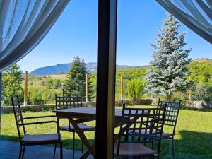 uma mesa e cadeiras com vista para as montanhas em L'Oasi de Molló em Molló