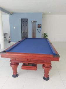 una mesa de billar en una habitación con en Bellavista, en Jamundí