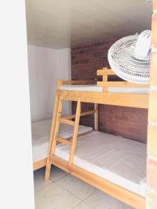Habitación con una estantería de madera y una mesa. en Bellavista, en Jamundí