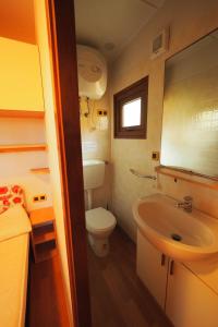 een kleine badkamer met een toilet en een wastafel bij Camping & Village Rais Gerbi in Pollina