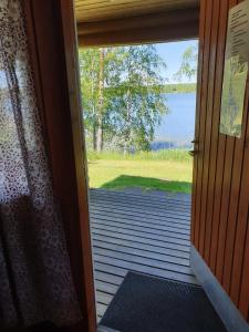 una puerta a un porche con vistas al agua en Pahkalanniemi Camping en Parkano
