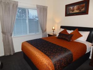 a bedroom with a large bed and a window at Hahndorf Oak Tree Cottages in Hahndorf