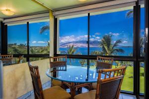 uma sala de jantar com vista para o oceano em Escape to Your Oceanside Dream in Kihei em Kihei