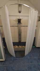 La salle de bains est pourvue d'une douche et de rideaux. dans l'établissement Home & Gardens 2-Bed Villa in Sevasti Katerini, à Kateríni