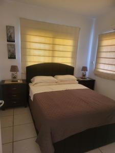 1 dormitorio con 1 cama grande y 2 mesitas de noche en A- Luxury Sea Villa next to the beach en Ayia Napa