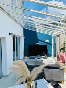 un soggiorno con divano e TV di Maison centre ville confortable a Marmande