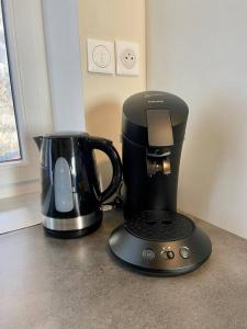 a coffee maker and a blender on a counter at Studio climatisé proche gare in Bourg-en-Bresse