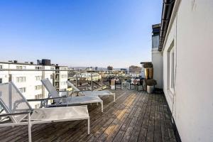 a balcony with chairs and a view of a city at Praktisk 1-Roms leilighet in Oslo