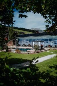 ein Gebäude mit einem Pool davor in der Unterkunft Hotel Austria in Lech am Arlberg