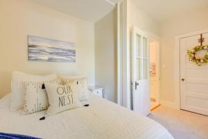 - une chambre blanche avec un lit et des oreillers blancs dans l'établissement Cozy Historic Prescott Home Patio, Walk Downtown!, à Prescott