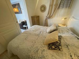 Postel nebo postele na pokoji v ubytování L’escapade Balnéo, Centre ville