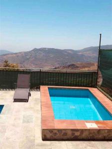 una piscina con vistas a las montañas en El Aguacate, en Lanjarón