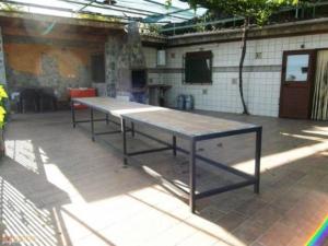 una mesa de ping pong en el patio en El Aguacate en Lanjarón