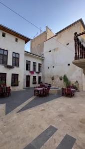a courtyard with tables and chairs in a building at Hayadlı Konak Butik Otel in Gaziantep