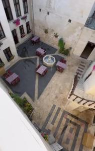 ガジアンテプにあるHayadlı Konak Butik Otelのテーブルと椅子が備わる中庭の景色を望めます。