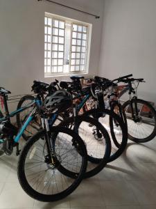HOSTEL CAMINHO DA FE في أباريسيدا: مجموعة من الدراجات متوقفة في غرفة