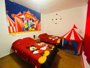 1 dormitorio con 2 camas y una tienda de juegos en El Aguacate en Lanjarón