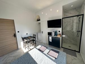 a room with a table and a kitchen with a dining room at La maison de Giulia Menton in Menton