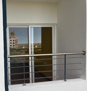 Elle dispose d'un balcon offrant une vue sur la ville depuis sa fenêtre. dans l'établissement EDIFICIO REY NIÑO, à Posadas