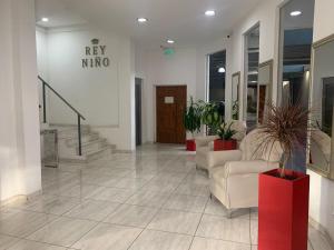 波萨达斯EDIFICIO REY NIÑO的大楼内带椅子和楼梯的大堂