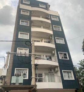波萨达斯EDIFICIO REY NIÑO的一座高大的绿色建筑,其一侧设有阳台