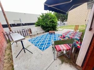 eine Gruppe von Tischen mit Sonnenschirmen auf einer Terrasse in der Unterkunft Little Betty's Casita in Torrance