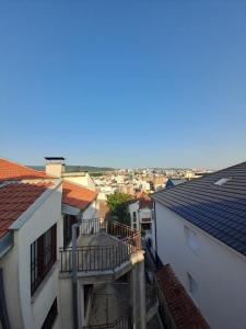 un balcone con vista sulla città e sugli edifici di Entire Home in Arberia , Flat 3 a Pristina