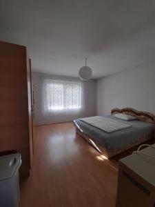 una camera con letto e finestra di Entire Home in Arberia , Flat 3 a Pristina