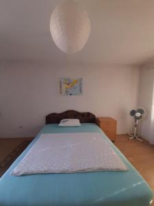 una camera con letto e copriletto blu di Entire Home in Arberia , Flat 3 a Pristina
