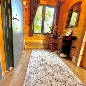 O baie la Fırtına suit bungalov