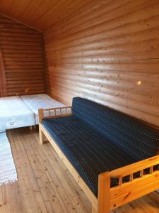 una sauna con banco en una sala de madera en Pahkalanniemi Camping en Parkano