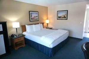 a hotel room with a large bed and two lamps at King Frederik Inn in Solvang