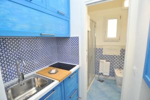Un baño azul con lavabo e inodoro. en CASETTAZZURRA, en Amalfi 23 fotos más