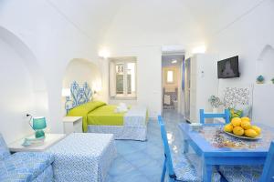 een woonkamer met een bank en een tafel bij CASETTAZZURRA in Amalfi