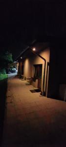 een gebouw 's nachts met de lichten aan bij Pokoje Mira in Torzym