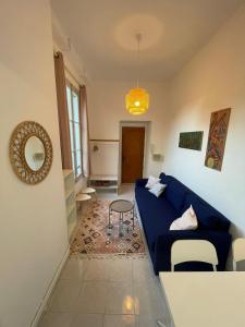 een woonkamer met een blauwe bank en een tafel bij Patio de la pietonne in Menton