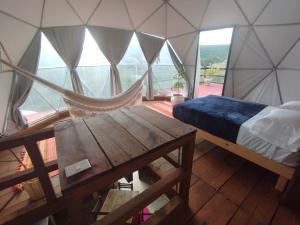 Zimmer mit Hängematte, Bett und Tisch in der Unterkunft Chichi Jamaica Glamping Hotel Campestre in San Miguel de Allende